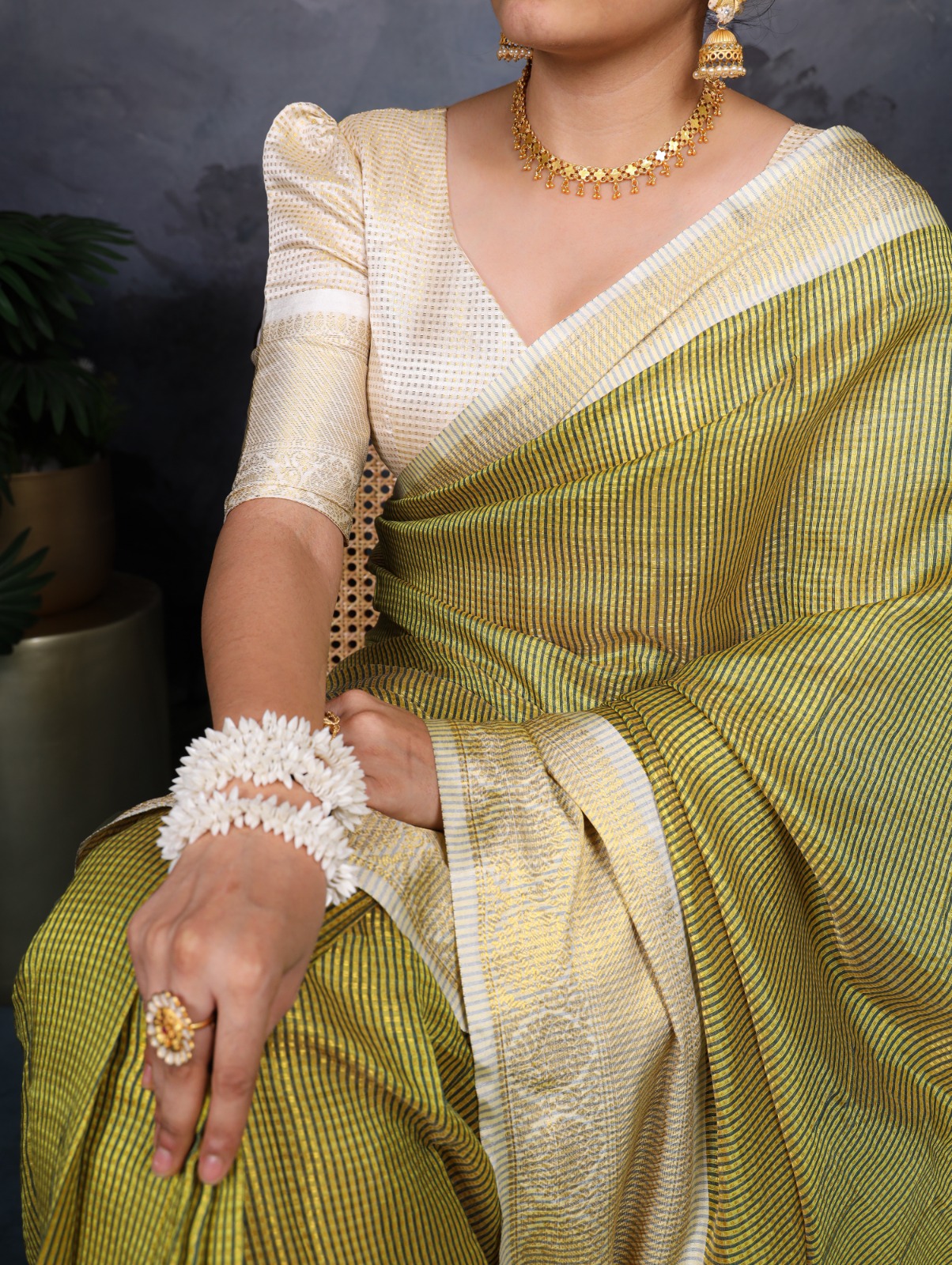 Green Jacquard Chex Zari Weaving Work Saree - Image 3