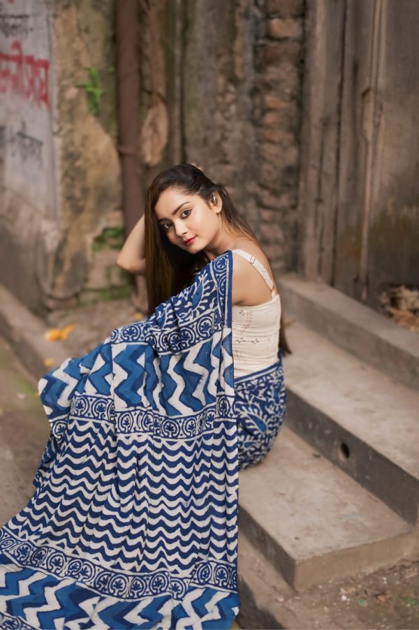 Blue Soft Linen Silk Digital Print Saree - Image 3