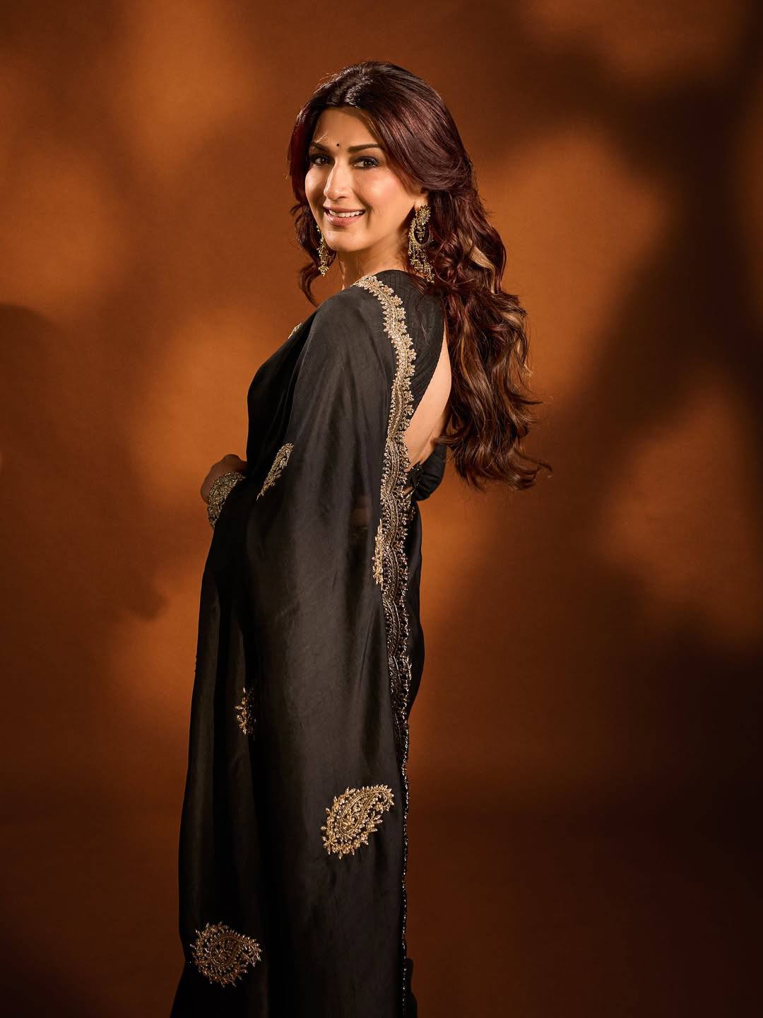 Black Rangoli Crush Silk With Sequins Work Saree - Image 3