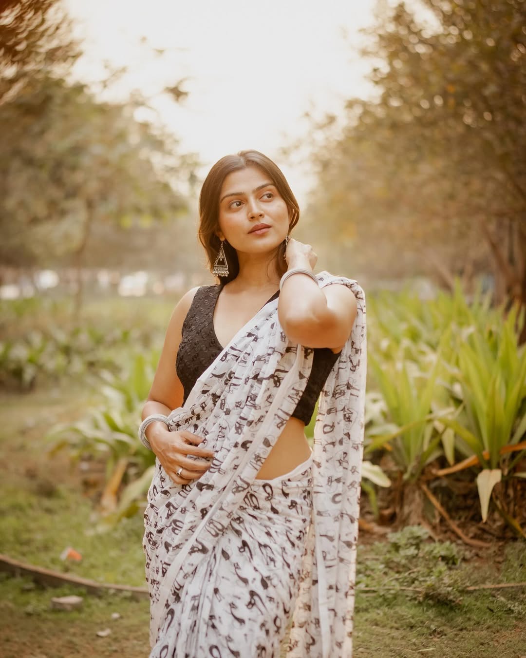 White Soft Linen Cotton Digital Print Lace Work Saree - Image 5