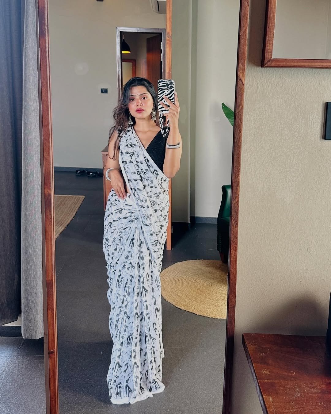 White Soft Linen Cotton Digital Print Lace Work Saree - Image 3