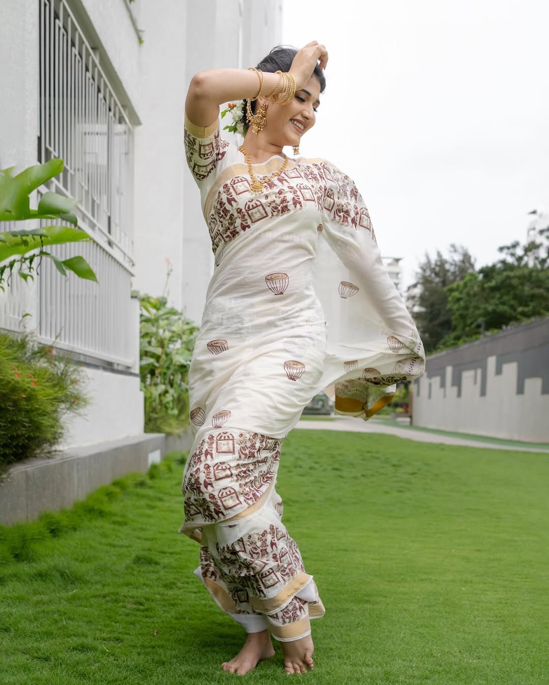 White Soft Linen Cotton With Digital Print Saree - Image 3