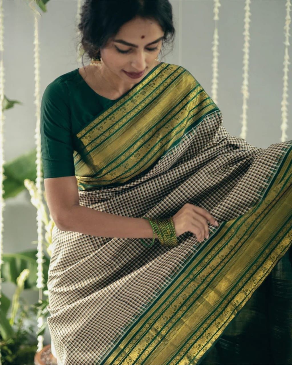 Green Soft Lichi Silk Rich Pallu Border Work Saree - Image 2