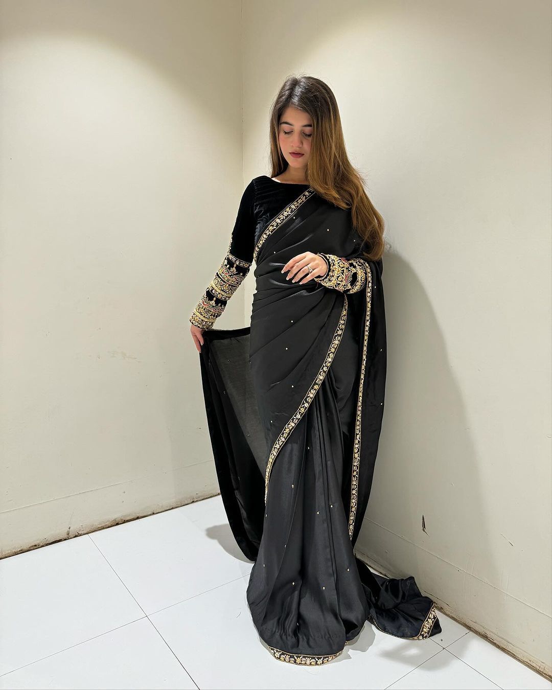 Black 9000 Velvet Embroidery Lace Work Saree - Image 6