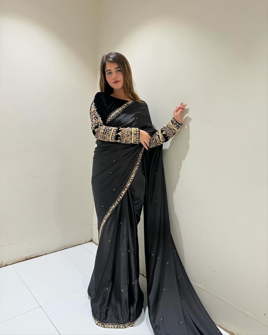 Black 9000 Velvet Embroidery Lace Work Saree - Image 5