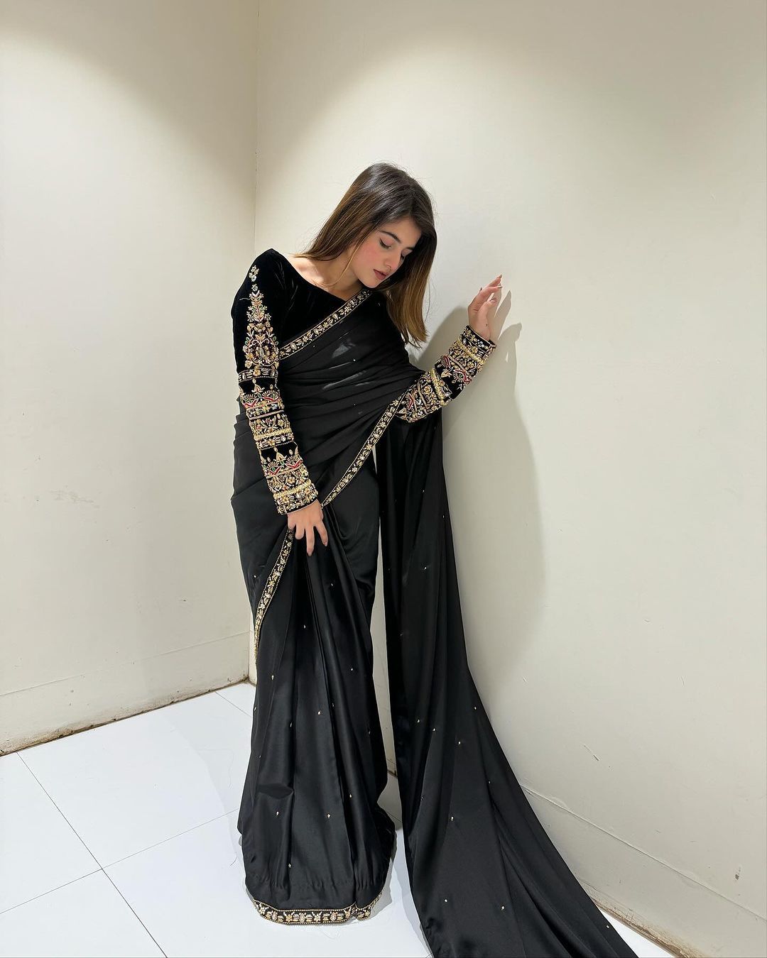 Black 9000 Velvet Embroidery Lace Work Saree - Image 3