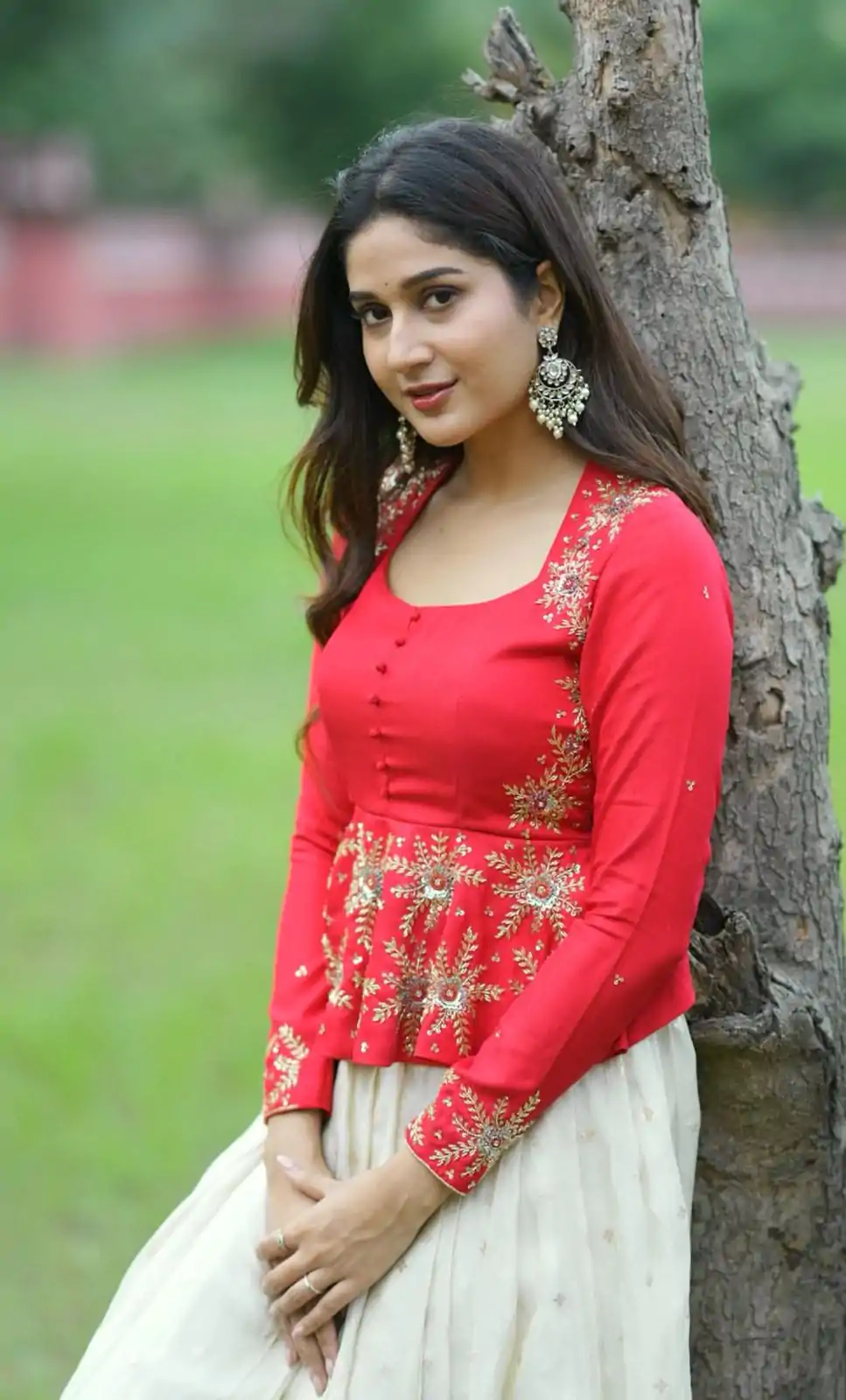 White And Red Chinon Thread Sequence Lehenga Choli - Image 2