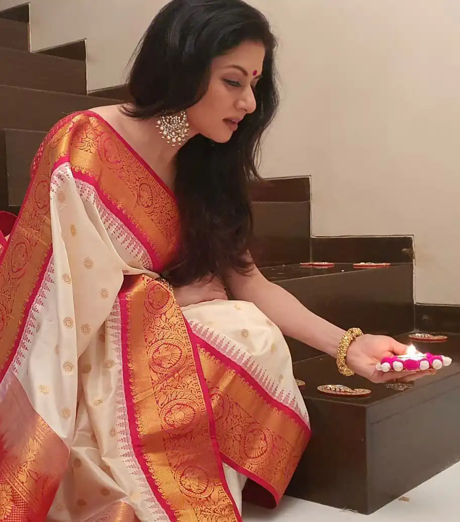 Cream Soft Silk Jacquard All Over Saree - Image 3