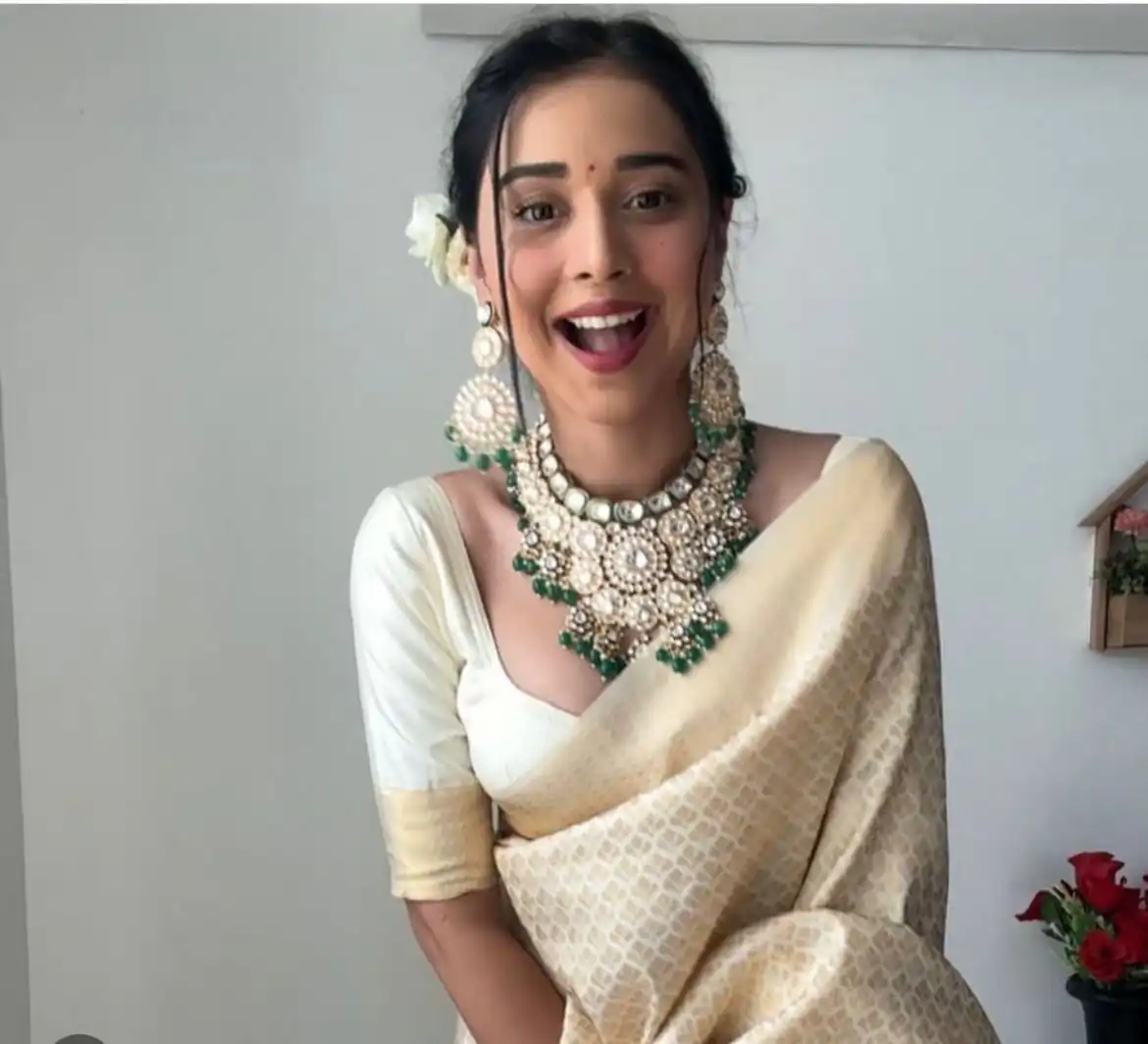 Off White Soft Lichi Silk Golden Waving Saree - Image 5