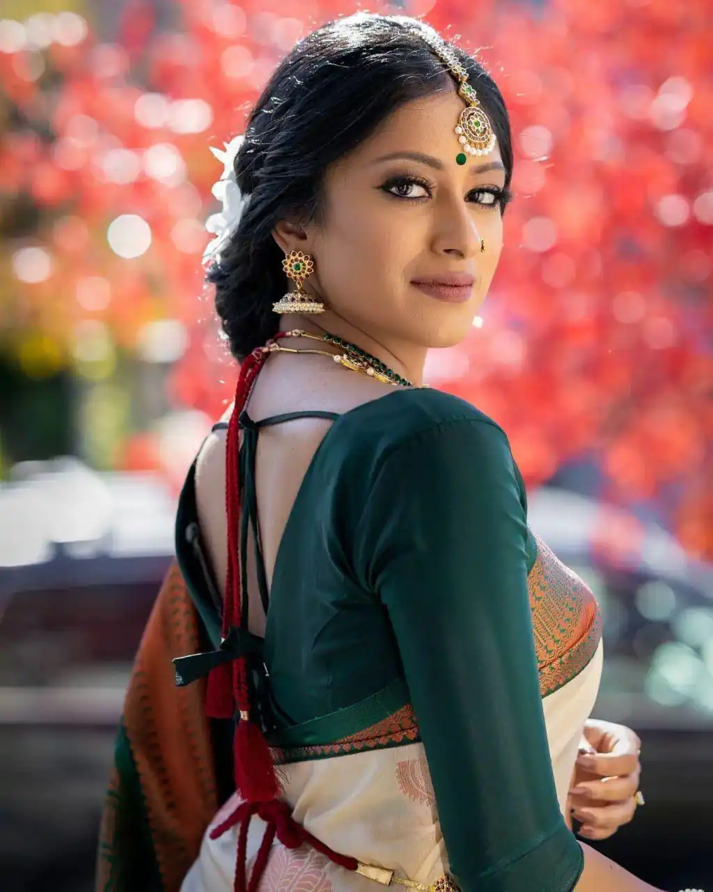 Off White Soft Lichi Silk Lace Border Work Saree - Image 4