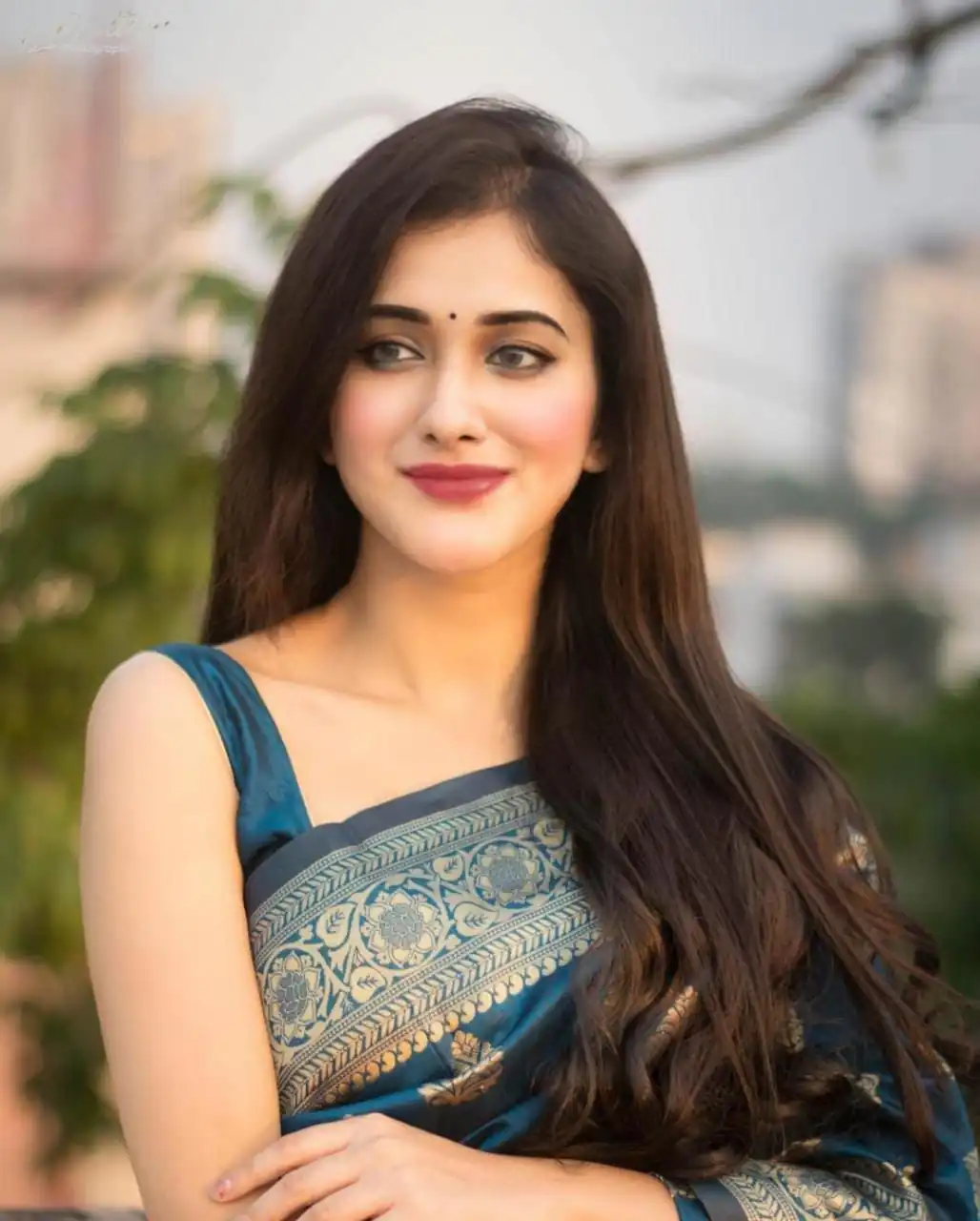 Peacock Blue Lichi Silk Rich Jacquard Work Saree - Image 4