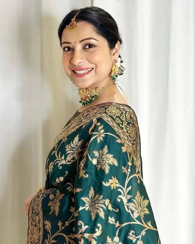 Peacock Green Lichi Silk Lace Border Work Saree - Image 3