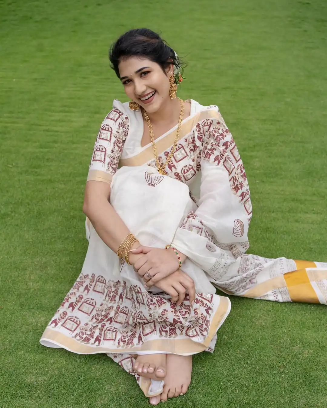 BT 428 White Soft Linen Cotton Saree with Digital Print & Lace Work. Festive Deal ₹1449. Delivery 4-6 Working Days. Shop now. | Sarees, Bollywood Sarees, Creative Sarees, Designer Sarees, Embroidered Sarees, Ethnic Saree, Modern Digital sarees, Party Wear Sarees