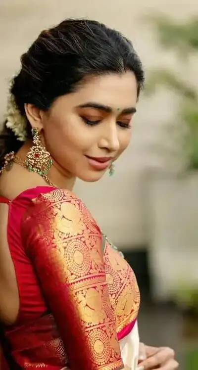 KPR 273 Off White Soft Lichi Silk Saree Perfect for Wedding, Party, Reception, Diwali, Ethnic Day – . Affordable Price ₹1449. Delivery 4-6 Working Days. | Sarees, Bollywood Sarees, Creative Sarees, Designer Sarees, Embroidered Sarees, Ethnic Saree, Modern Digital sarees, Party Wear Sarees