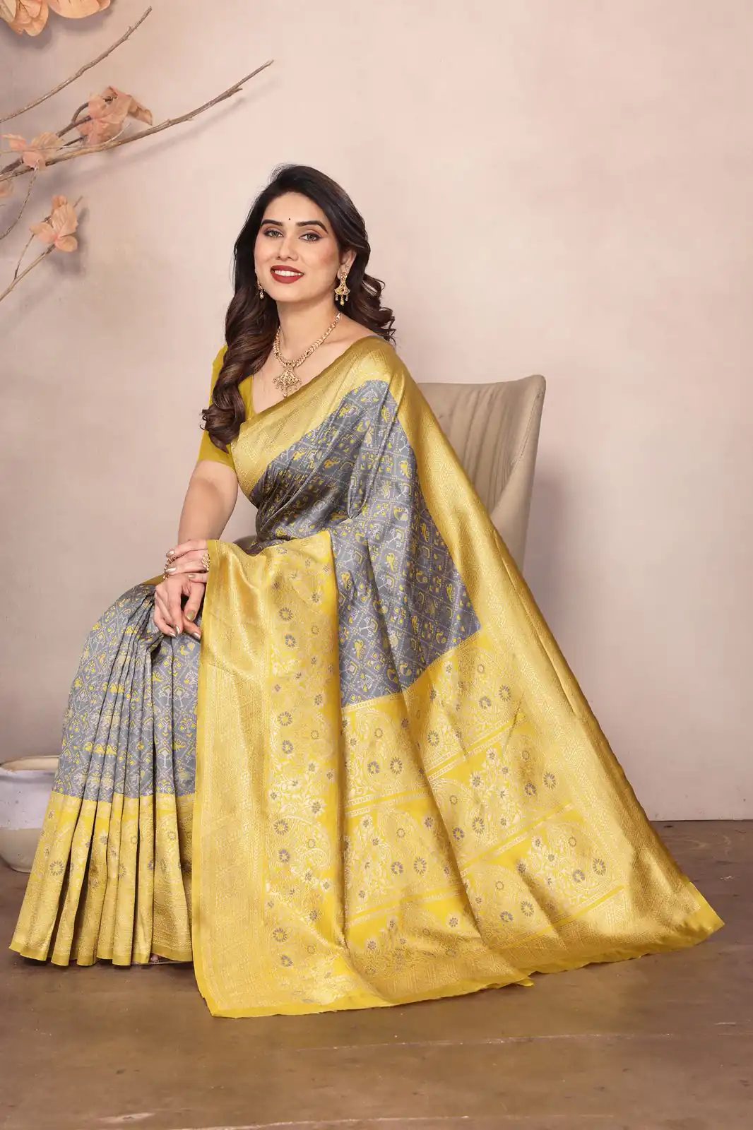 Grey Lichi Silk Jacquard Rich Pallu Saree - Image 2