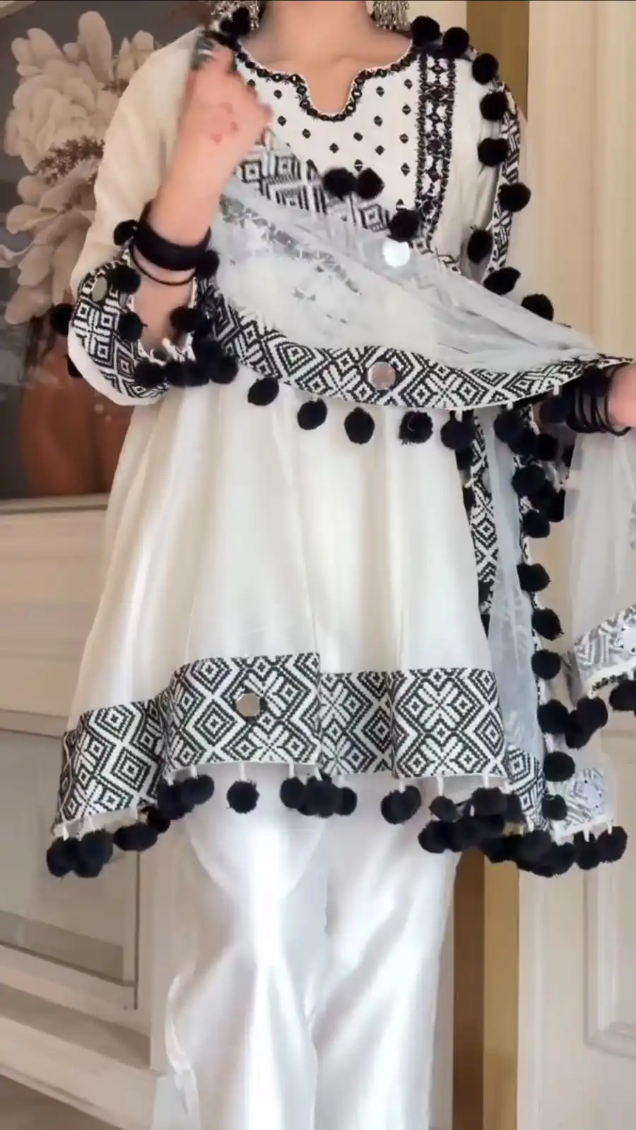 Shiny White Natural Crepe Silk Thread Work Salwar Suit - Image 4